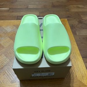 Yeezy Slides, Size 12, (New) Og all